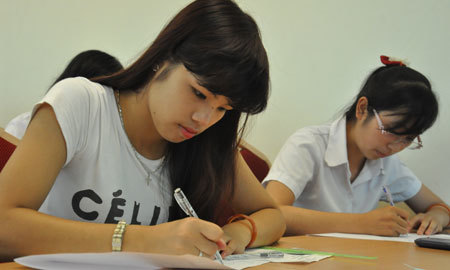 Đang làm bài, thí sinh ở Hà Nội phải đi cấp cứu