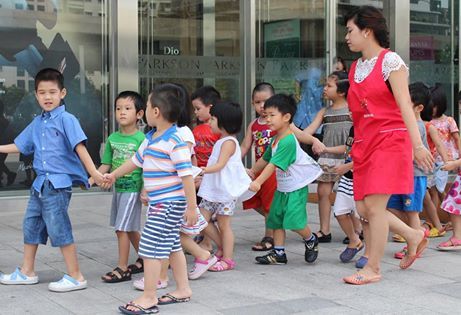 Cảnh báo về tai nạn nghiêm trọng khi để trẻ tự đi thang cuốn, thang máy