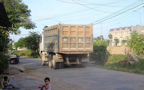 Xe quá tải ào ào ‘vượt mặt’ trạm cân