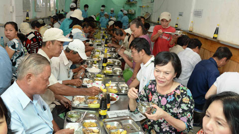 Phu nhân Chủ tịch nước ăn cơm 2.000 đồng với người nghèo