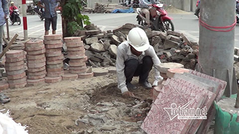 Xới tung vỉa hè 'đường đắt nhất hành tinh' để làm lại