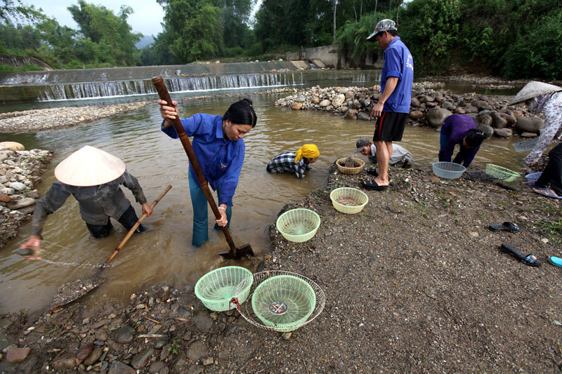 Nghề cả ngày hì hụp trên những dòng suối thơ mộng