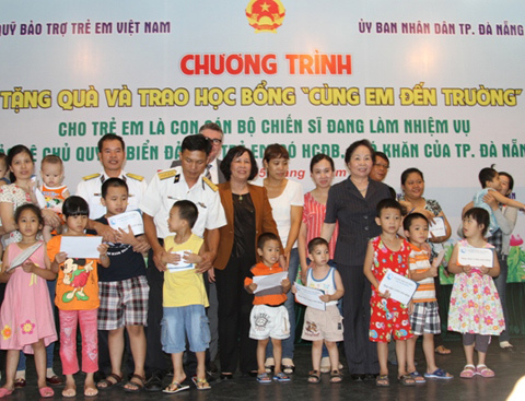 140 học bổng cho con em chiến sĩ Hoàng Sa