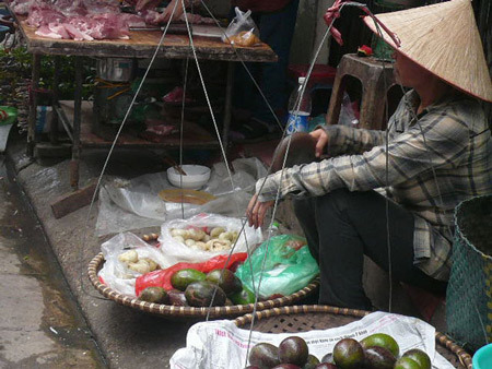 Rùng mình với dưa, cà muối bày bán ngoài chợ