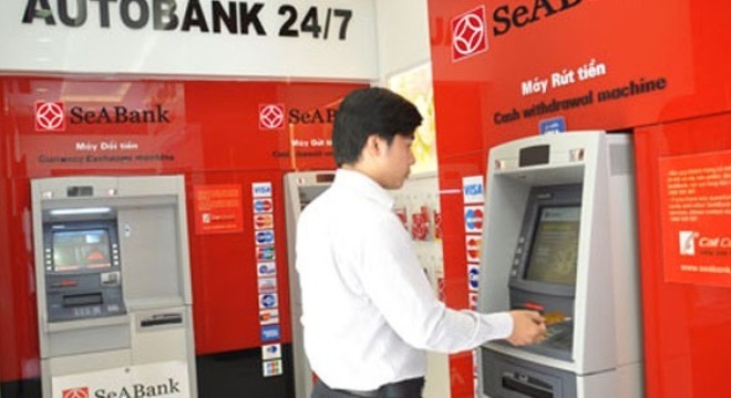 Hy hữu rút tiền ATM: Rút 500.000 được tờ 100.000