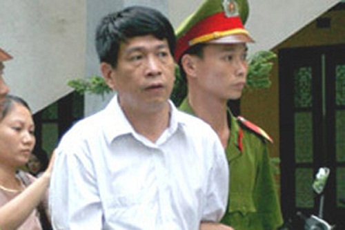 Quan chức ra tòa không giấu nổi chuyện nuôi bồ