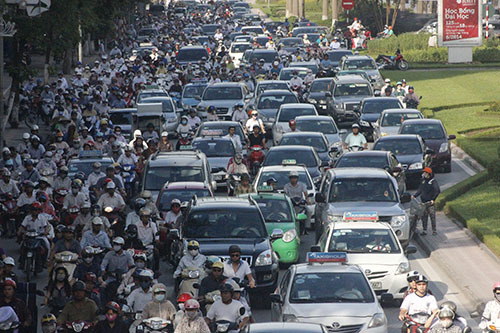 Mưa to bất chợt, nhiều tuyến phố Thủ đô kẹt cứng