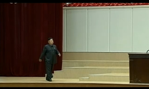 Kim Jong Un bước khập khiễng trên sân khấu