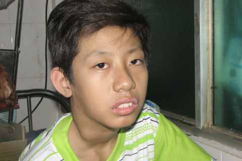 Mẹ chết, cha bán vé số nuôi con ung thư