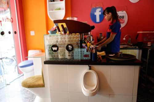 Bất ngờ với nhà hàng toilet giữa Hà Nội