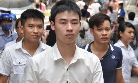 Mang điện thoại, một thí sinh là lính bị đình chỉ thi