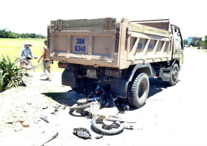 Xe tải đâm nát xe máy, 2 chị em dâu thiệt mạng