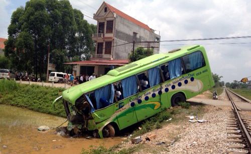 Ô tô chở 20 khách đâm tàu hỏa, 11 người bị thương