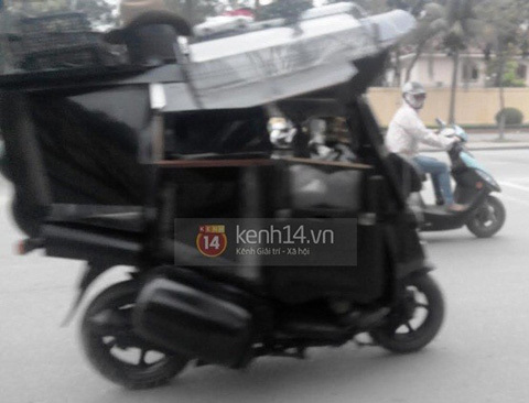 Tò mò với xe 'lạ' ngông nghênh giữa thành Vinh