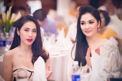 Nguyễn Thị Huyền, Thủy Tiên lưng trần gợi cảm