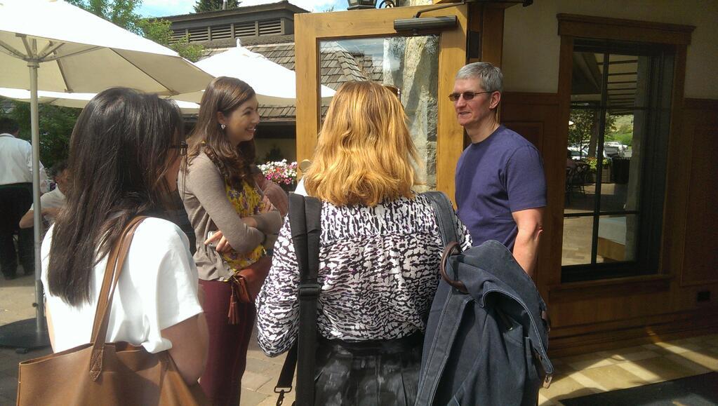 CEO Apple khuyên nữ phóng viên bỏ Samsung dùng iPhone