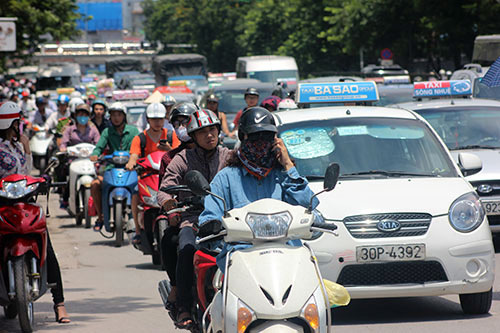 Sĩ tử về quê, nhiều tuyến phố Thủ đô ùn tắc