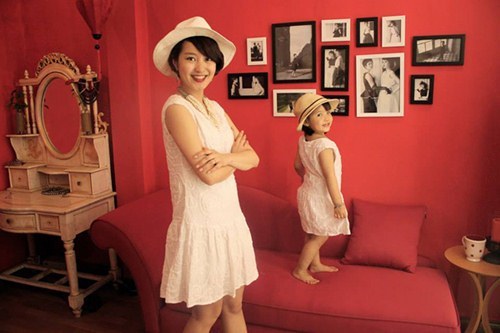 Thời trang hè đầy màu sắc của mẹ con Mi Vân