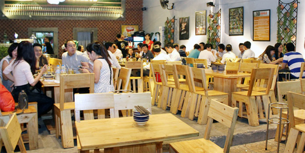 Nhà hàng câu khách bằng tin rác