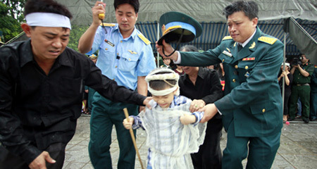 Nghẹn ngào tiễn biệt 18 chiến sỹ