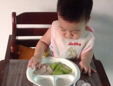 Mẹ 9x cho con ăn dặm kiểu lạ đời