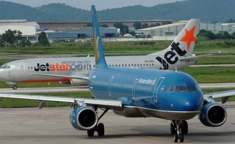 Máy bay VNA và Jetstar suýt va chạm trên đường băng