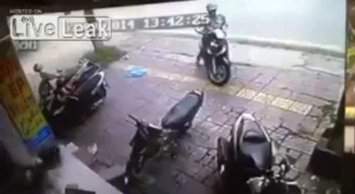 Tung người đá bay tên trộm xe SH