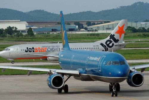 Vì sao máy bay VNA và Jetstar suýt đụng nhau trên đường băng?