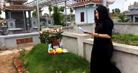 Xúc động clip Thanh Lam đọc thơ trước mộ cha