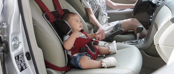 Những nguy hiểm khi trẻ ngồi ôtô cha mẹ nên biết