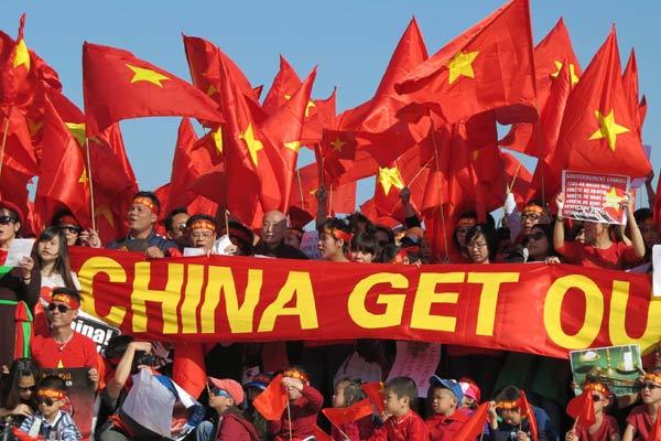 Vạch đường chữ U, TQ mua dây buộc mình