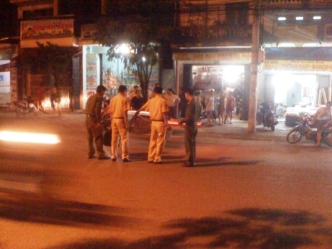 Xe Lexus không biển số đâm 3 mẹ con rồi bỏ chạy