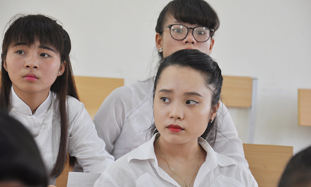 Nữ sinh váy ngắn, áo dài thi làm cô giáo
