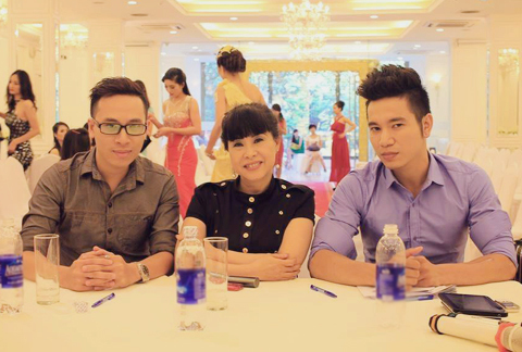 Cuộc thi thí sinh ném danh hiệu vào xe rác là thi chui?