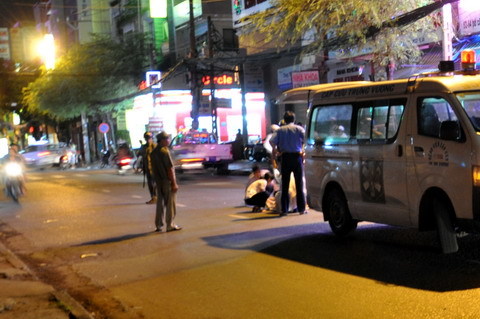 Gây tai nạn, taxi bỏ mặc nạn nhân kêu cứu thảm thiết