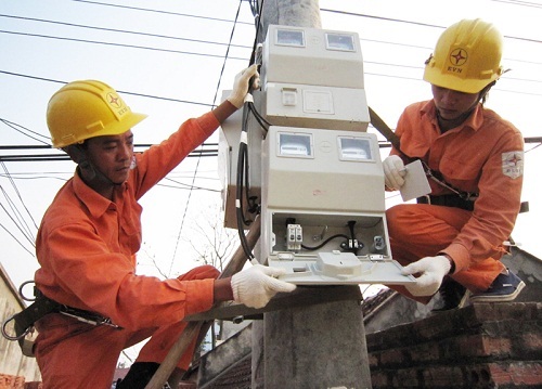 Tổ dân phố giám sát ghi số điện