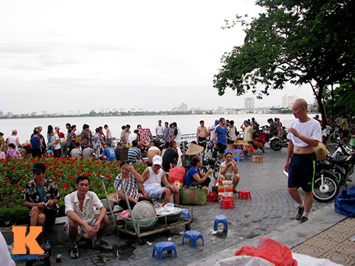 'Chợ chạy' bên hồ Tây