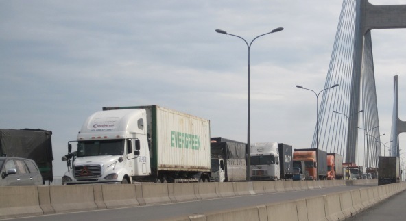 Liên tục kẹt xe trên cây cầu biểu tượng TP.HCM