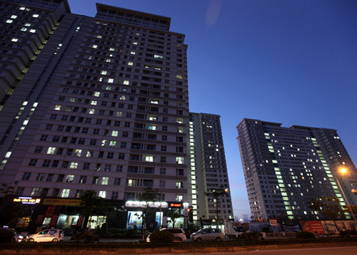 Đêm lập lòe ở đô thị không nhà nào dám mở cửa