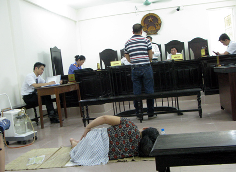 Bị hại trải chiếu nằm nghe tòa xử án