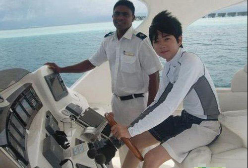 Ái nữ đại gia giả trai ăn chơi thác loạn