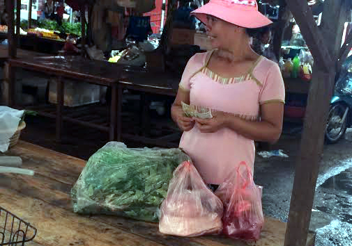 Dọa bão sắp đổ bộ, tiểu thương tha hồ hét giá