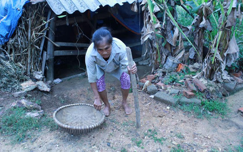 Chua xót cảnh người đàn bà 46 năm sống trong bạo bệnh