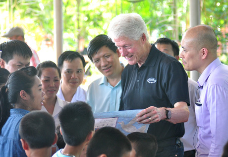 Cựu Tổng thống Clinton nhận tranh hòa bình của em nhỏ VN