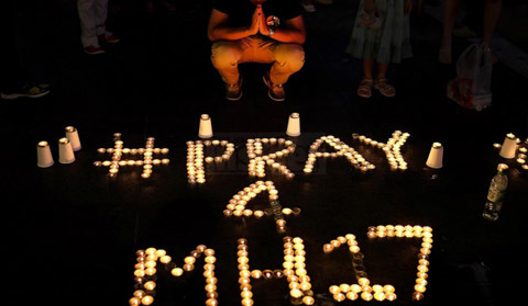 Hoa, nến và niềm thương cho MH17