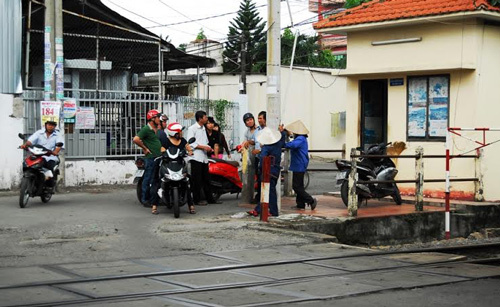 Bất ngờ nằm ngang đường sắt, bị tàu cán chết