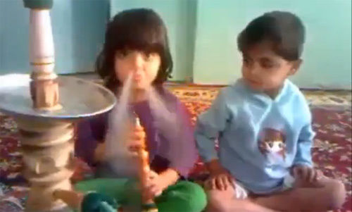 Bố cho 2 đứa con nhỏ rít thuốc lá bằng Hookah