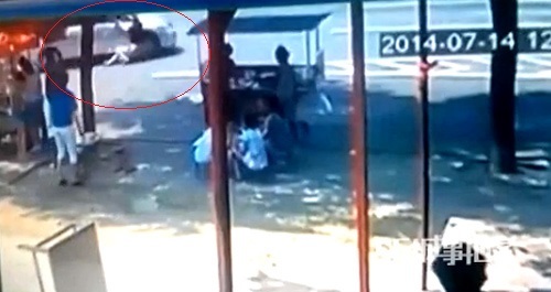 10 clip 'nóng': Lái ô tô kéo lê vợ cũ trên đường