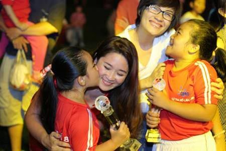 Hạnh phúc như mẹ Việt trong đêm trại hè của con