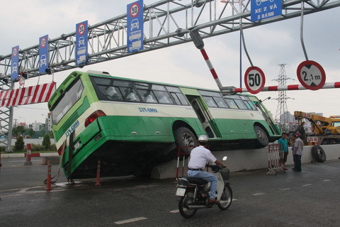 Xe buýt 'lảo đảo' trên đường, hành khách bung cửa thoát thân